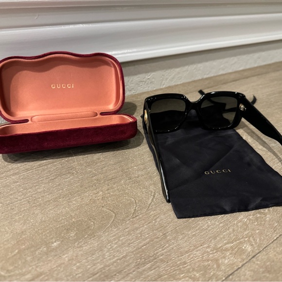 Women’s Gucci Sunglasses with case - Picture 3 of 3